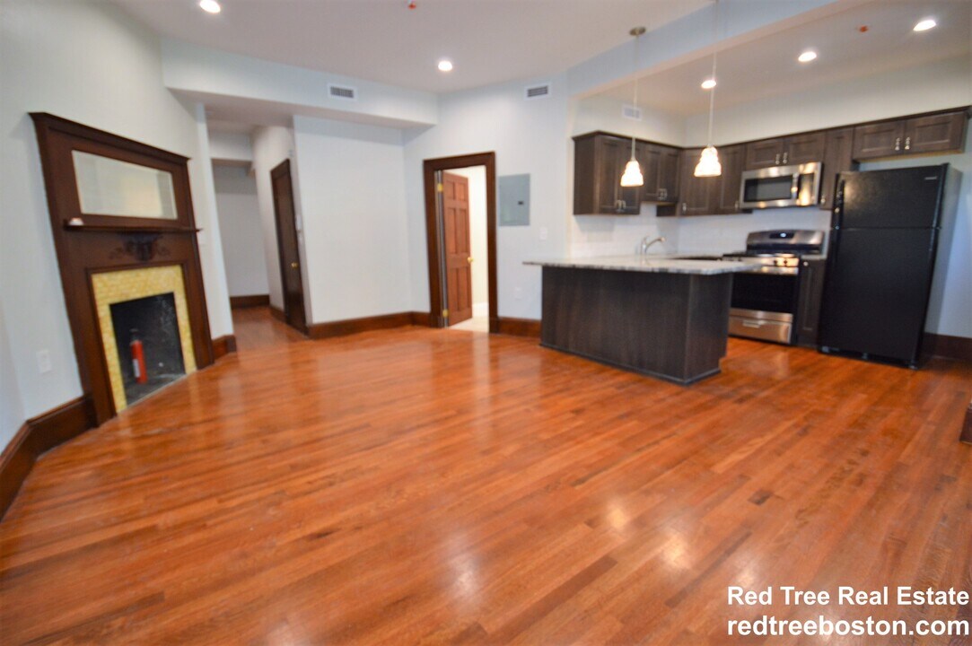 1736 Beacon St, Unit 2 in Brookline, MA - Building Photo