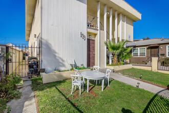 933 E Hyde Park Blvd in Inglewood, CA - Building Photo - Building Photo