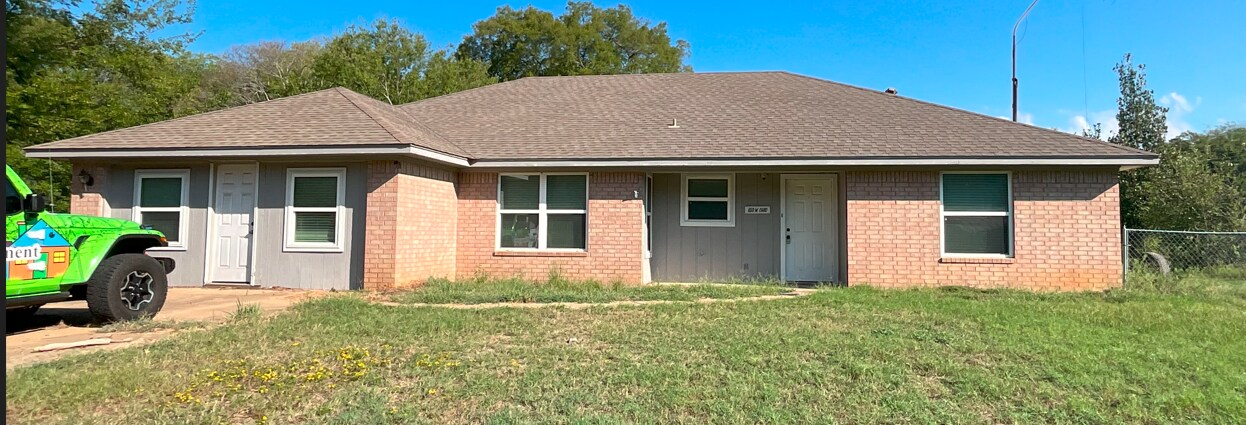 650 W Ohio St in Van, TX - Building Photo