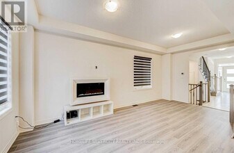 21 Westfield Cres in Hamilton, ON - Building Photo - Building Photo