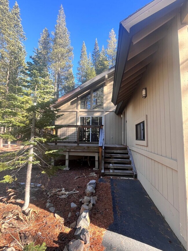 12107 Oslo Dr in Truckee, CA - Building Photo - Building Photo