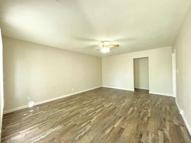 1728-1730 Madrone Ave in West Sacramento, CA - Foto de edificio - Building Photo