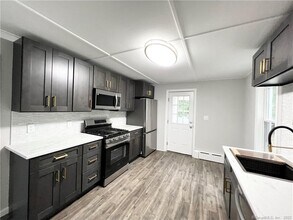 126 Hoadley St in Naugatuck, CT - Building Photo - Building Photo