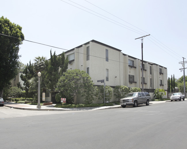 5751 Camellia Ave in North Hollywood, CA - Foto de edificio - Building Photo