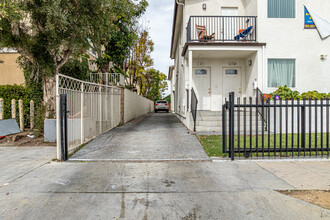 121 E 88th St in Los Angeles, CA - Foto de edificio - Building Photo