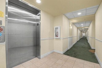 7000 SW 80th St in Miami, FL - Foto de edificio - Building Photo