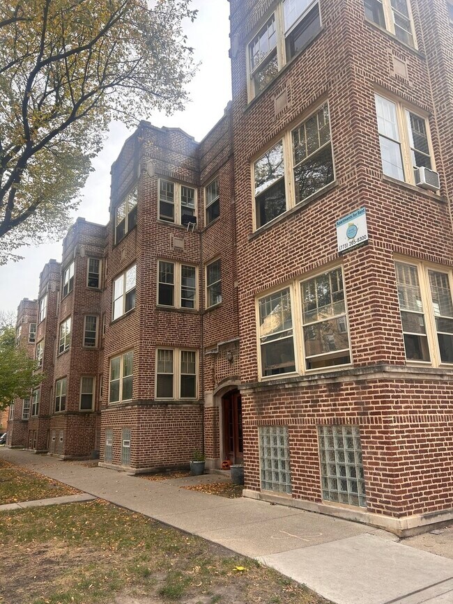 property at 1903 W Argyle St