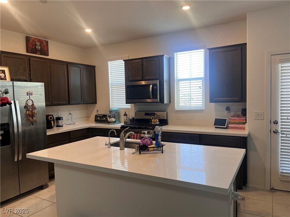 611 Sedum Ave. in Henderson, NV - Building Photo