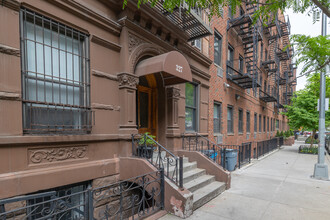 327 E 93rd St in New York, NY - Building Photo - Building Photo