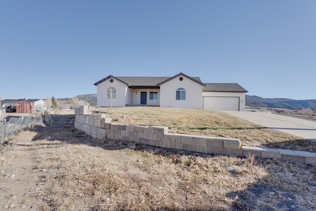 4516 N Pioneer Dr in Enoch, UT - Building Photo