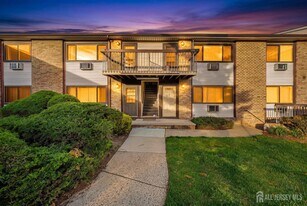 128 Cricket Ln in Woodbridge Township, NJ - Building Photo