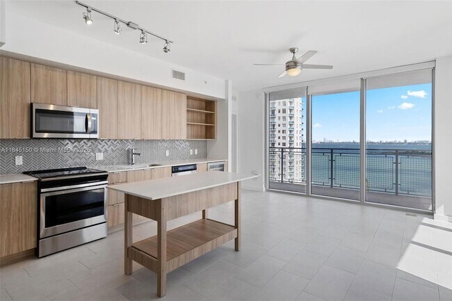 2150 N Bayshore Dr, Unit 1202 in Miami, FL - Building Photo - Building Photo