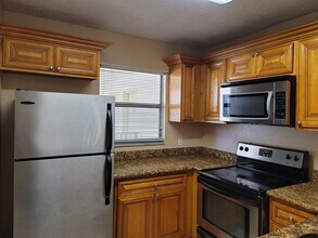 1542 Lake Crystal Dr-Unit -H in West Palm Beach, FL - Foto de edificio - Building Photo