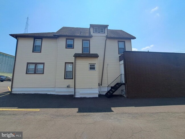 129 Bellevue Ave in Penndel, PA - Foto de edificio - Building Photo