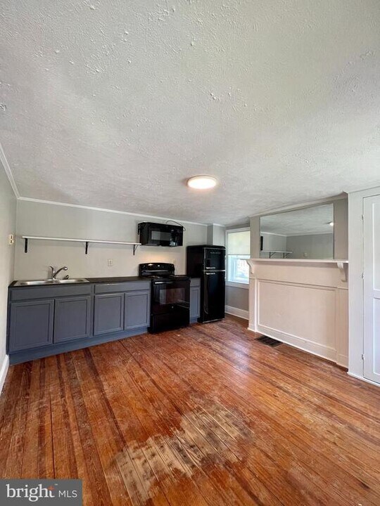 326 E Liberty St in Charles Town, WV - Building Photo