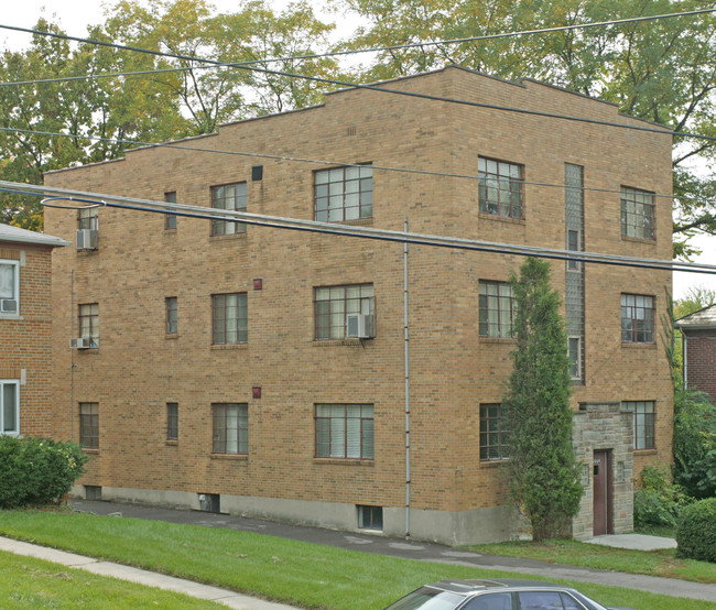 5664 Montgomery Rd in Cincinnati, OH - Foto de edificio - Building Photo