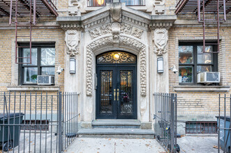147 S 4th St in Brooklyn, NY - Foto de edificio - Building Photo