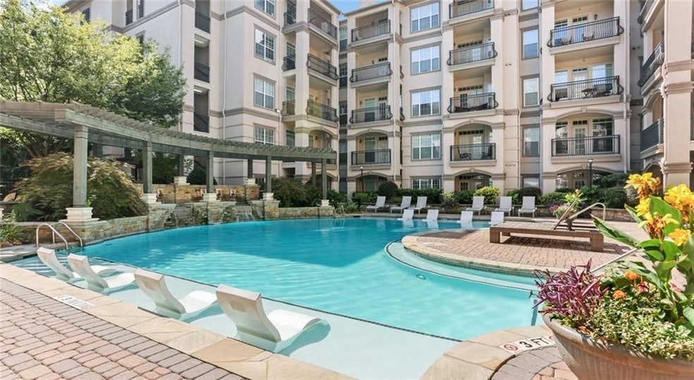 2910 Clairmont Rd in Atlanta, GA - Foto de edificio