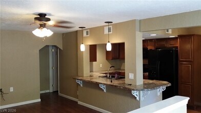 260 Shadybrook Ln in Las Vegas, NV - Building Photo - Building Photo