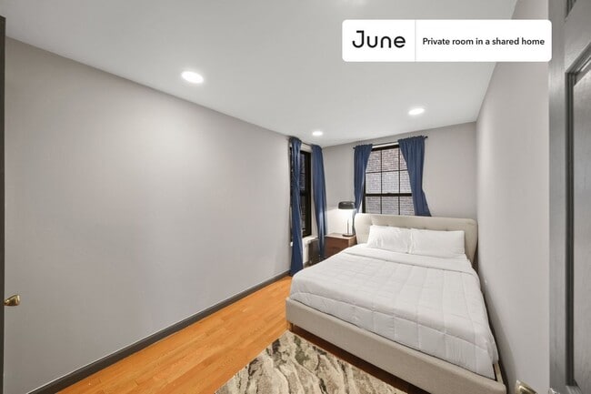Private bedroom in 3 bed/1 bath Home in New York, NY - Building Photo - Building Photo