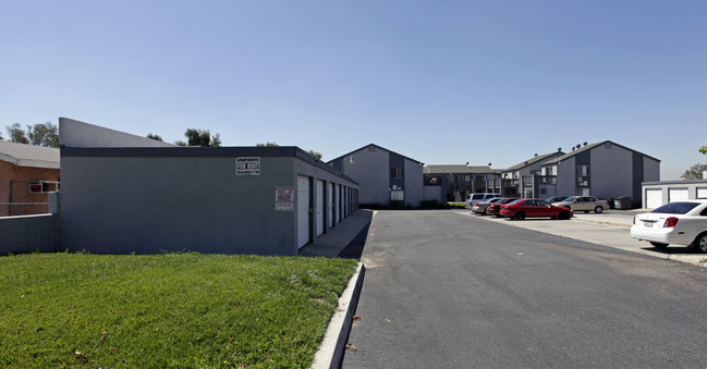 16405 Valencia Ave in Fontana, CA - Building Photo - Building Photo