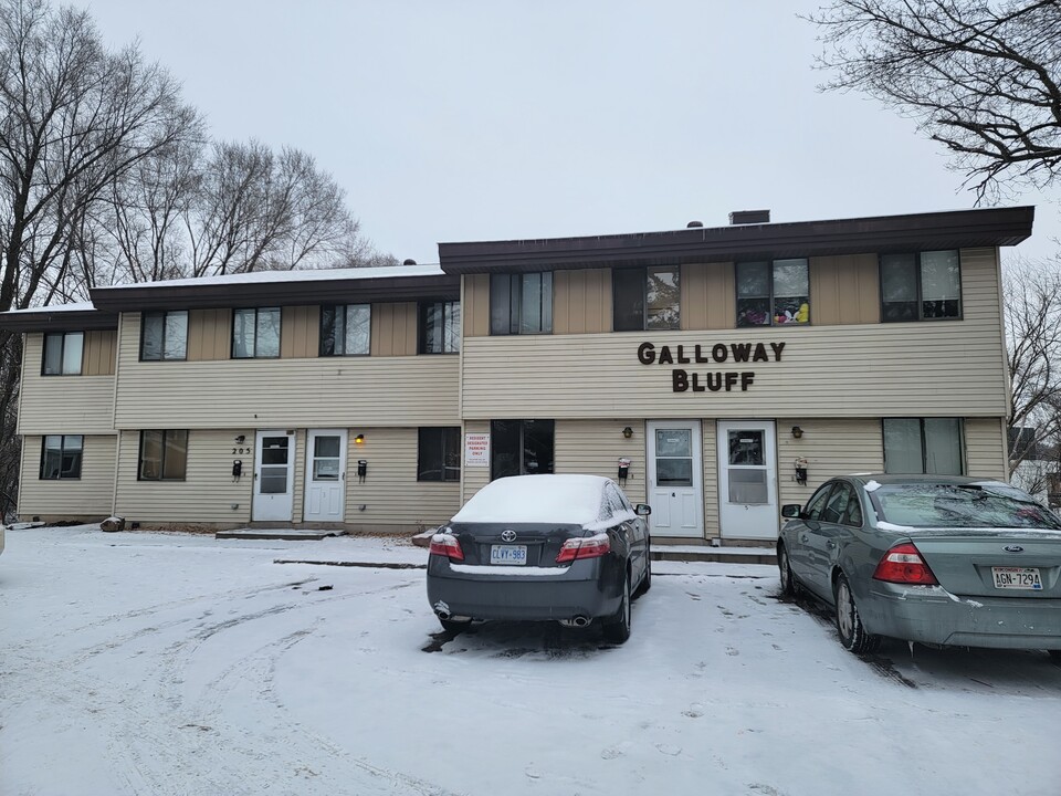 4 Large Bed and 2 Bath- Next to UW Stout in Menomonie, WI - Building Photo