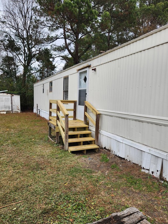 112 Hussey Mhp Ln in Beulaville, NC - Building Photo