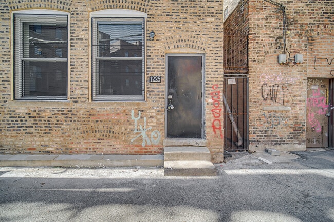 property at 1225 N Milwaukee Ave