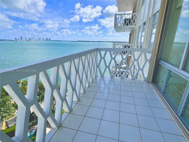 1430 Brickell Bay Dr, Unit 1103 in Miami, FL - Foto de edificio - Building Photo