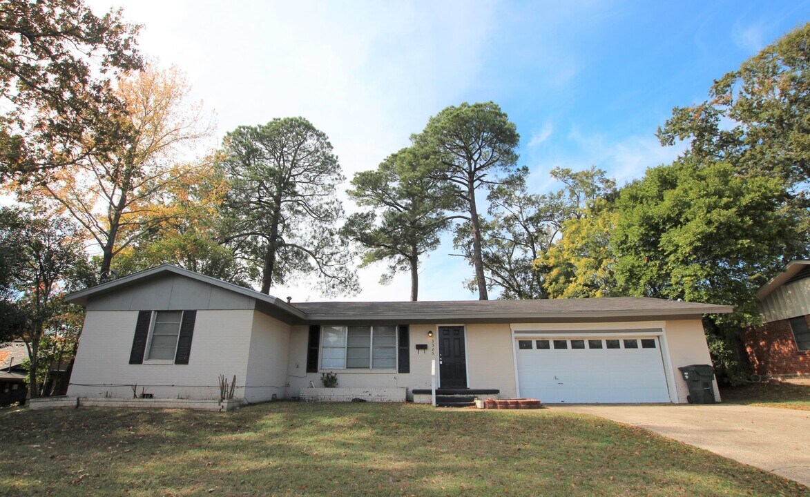 3325 Paluxy Dr in Tyler, TX - Building Photo