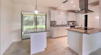 2445 E Burr Oak Ct in Sarasota, FL - Building Photo - Building Photo