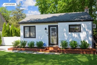 12 Penny Ln in Hampton Bays, NY - Foto de edificio - Building Photo