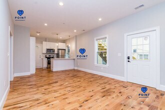 244 Leyden St, Unit 2 in Boston, MA - Foto de edificio - Building Photo