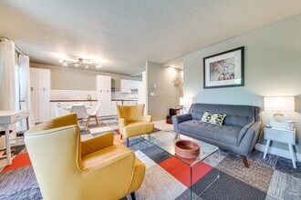 1425 S Puget Dr in Renton, WA - Foto de edificio - Building Photo