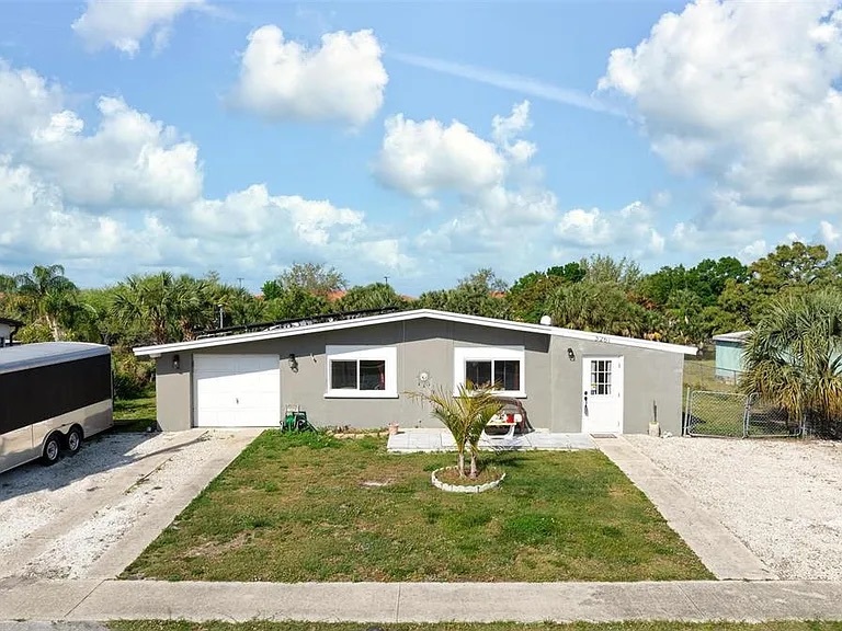 3261 Normandy Dr in Port Charlotte, FL - Building Photo