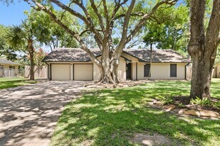 112 E Wildwinn Dr in Alvin, TX - Building Photo