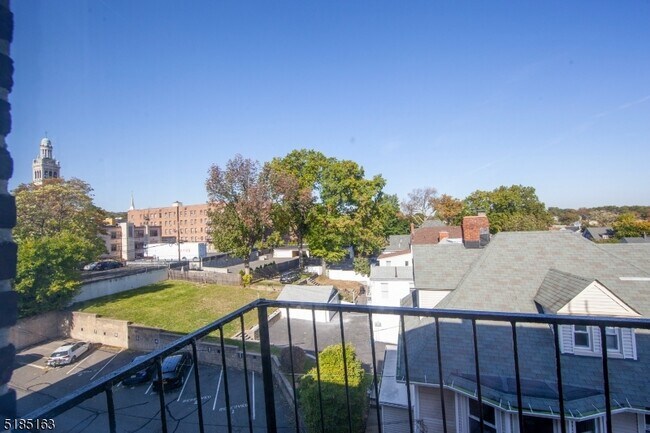 16 Forest St in Montclair, NJ - Foto de edificio - Building Photo