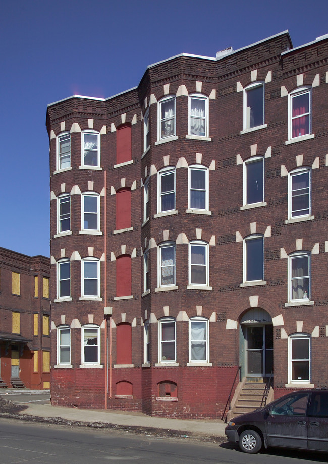 130 Newton St in Holyoke, MA - Foto de edificio - Building Photo