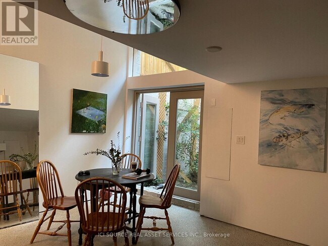 60 Beverley St in Toronto, ON - Building Photo - Building Photo