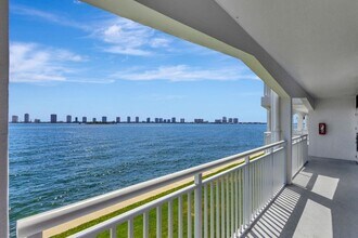 100 Shore Ct, Unit 210 in North Palm Beach, FL - Foto de edificio - Building Photo