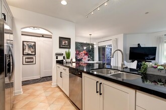 5037 Rosewood Ave, Unit 101 in Los Angeles, CA - Building Photo - Building Photo