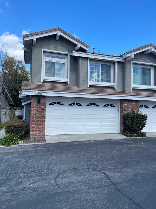 13561 Almond St in Tustin, CA - Building Photo