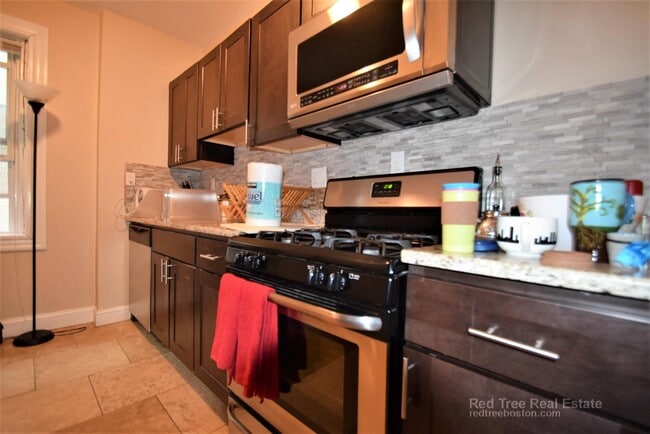 2001 Commonwealth Ave, Unit 1 in Boston, MA - Building Photo - Building Photo