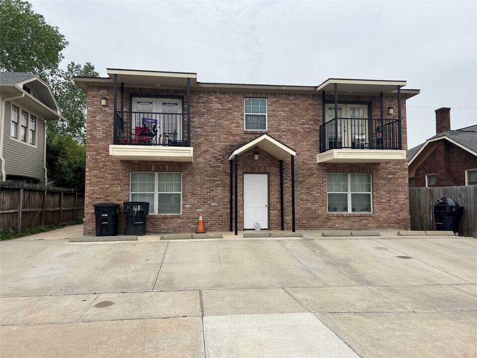 4719 Clay St in Houston, TX - Building Photo
