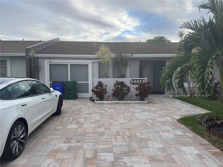 5482 Lakewood Cir S in Margate, FL - Foto de edificio