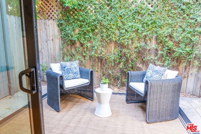880 Hilldale Ave in West Hollywood, CA - Building Photo - Building Photo