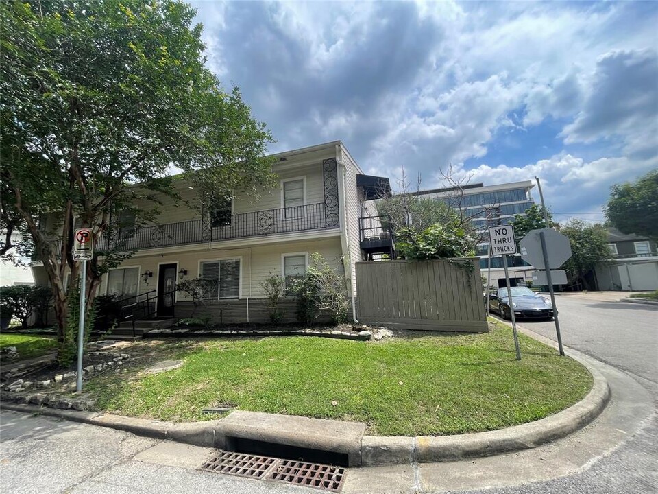 2327 Branard St in Houston, TX - Foto de edificio