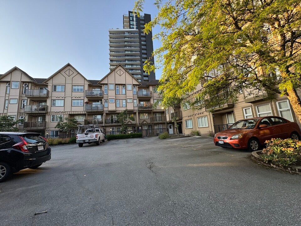 401-10289 133 St in Surrey, BC - Building Photo