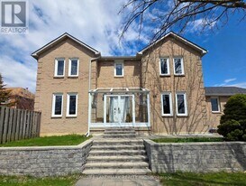 48 Fanshawe Dr in Richmond Hill, ON - Building Photo