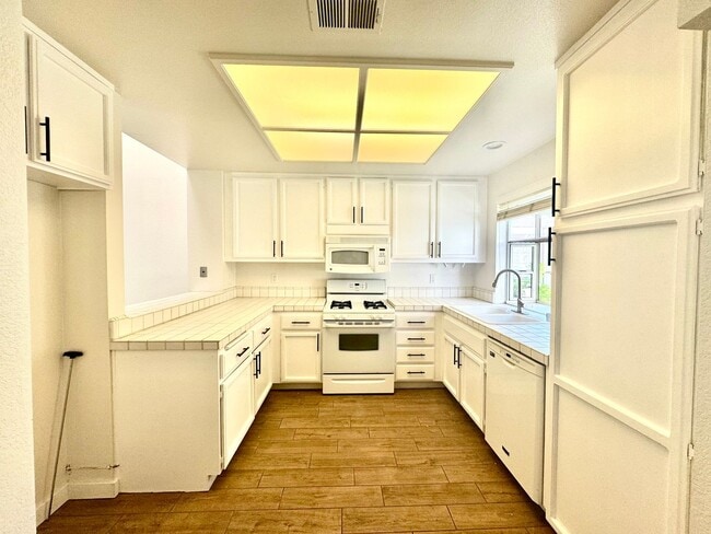 27936 Carrington in Mission Viejo, CA - Building Photo - Building Photo